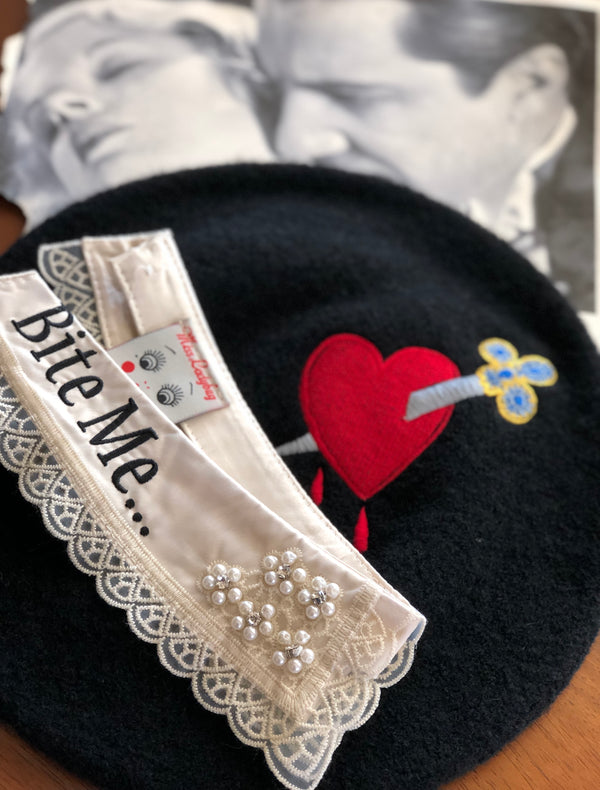 "BITE ME..." DETACHABLE COLLAR *ANTIQUE WHITE