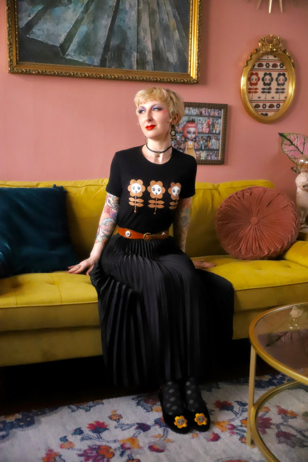 DOLL FACE FLOWERS TEE *BLACK