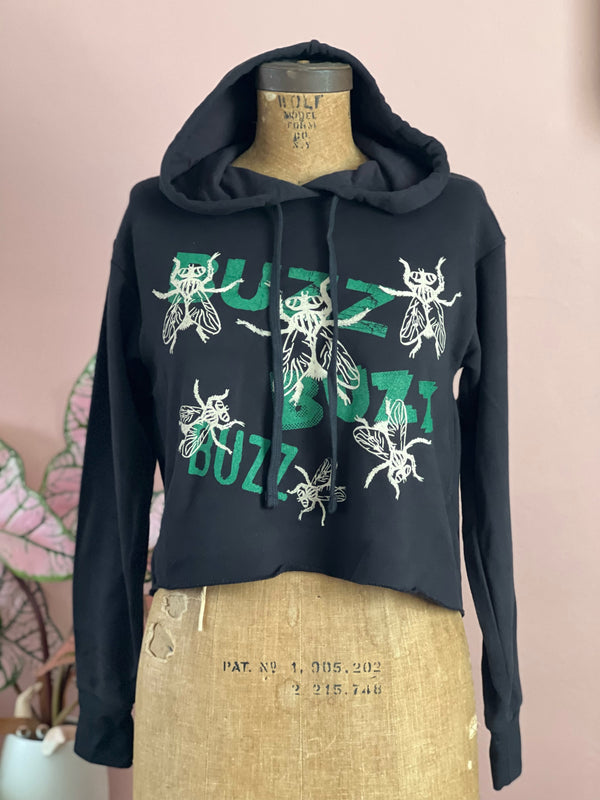 BUZZ BUZZ BUZZ CROPPED HOODIE *BLACK