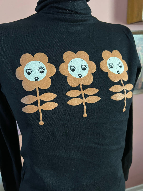 DOLL FACE FLOWERS TURTLENECK SWEATER *BLACK