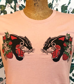 STRAWBERRY PANTHER TEE *SAND PINK