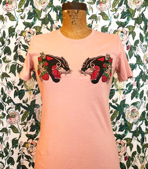 STRAWBERRY PANTHER TEE *SAND PINK